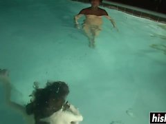 Две девушки любят отдыхать в бассейне