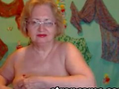 Mamie blonde avec des lunettes les taquineries au la webcam