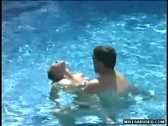 Brunette schätzchen wird gefickt und sucks cock im Pool