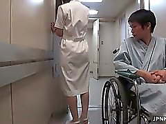 Cute japanische Krankenschwester ruft befummelt