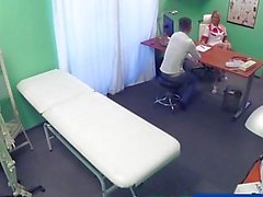 FakeHospital Studs крана дает Sexy Nurse сперму