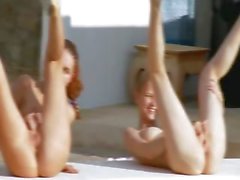 Kuusi alasti teini -altaalla Venäjältä