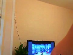 Rubia con gafas muestra el culo y el cuerpo frente a la webcam