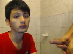 2 homens sexy em seu banheiro
