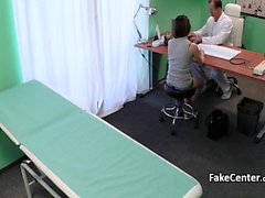 Doktor fucks teen slut im Krankenhaus Büro