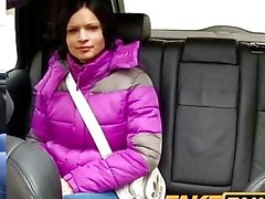 FakeTaxi Темноволосый извозчик диплом Готти в давай ее сиськи