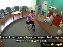 Врач трахает больница инспектора на рабочем столе