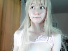 Big gebaderte Blonde masturbiert mit einem Dildo im Badezimmer