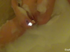 Seksi Elsa Jean kabarcık banyoda mastürbasyon yapıyor