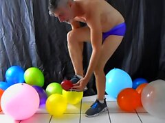 Ballonspiel mit geilen schwulen Dilf Richard Lennox