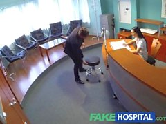 FakeHospital homem de negócios fica seduzido por enfermeira sexy em meias