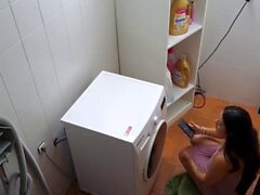 Kiimainen naimisissa äiti vittuilee käsityönä pyykkikoneessa