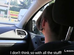 Novias lésbicas del sexo orales en el del coche