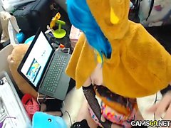 Grosse chatte sur une étudiante aux cheveux bleus sur Webcam