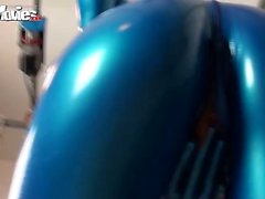 Pervers Fiona au de latex bleu découvre sa chatte fente