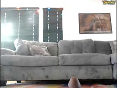 Solo tyttö Sarah testaa uusia seksileluja sohvalla