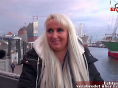 Femme ménagère blonde allemande capturée dans la rue pour casting
