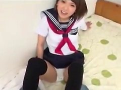 Adolescente japonesa en uniforme escolar empujó en su peluda quim