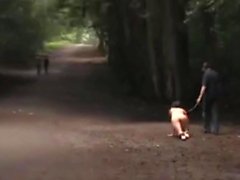 Passeggiata nella foresta con il nostro cucciolo schiavo