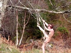 Naked själv bondage i skogen gått fel.