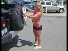 Chantel Drops Shorts A Hooters Car Wash To Go Bikini complet pour quelques dollars