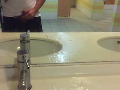 Capturado en baño público