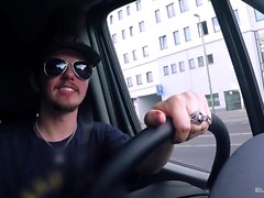 BumsBus - Fuck und Gesichts im Bus mit deutschen Babe