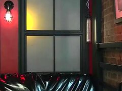 Tiffany Chambers - Stora falska tuttar i fetischsolo -video