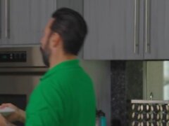 MILFED - Después de cocinar, Racheal Cavalli frota la cuchara de revuelo en su coño para que su novio pueda saborearlo