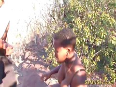 Busty african babe dans orgie sauvage