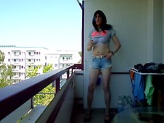 Sandralein33 smoking al aire libre en pantalones cortos calientes y Top