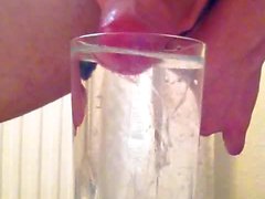 Cumming em um copo de água