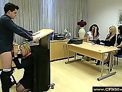 Femdom humilhando de sub chupando o durante a classe da