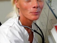 german Liten blondinen doktorskvinnlig förförda patienten