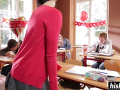 Des filles superbes baisent dans la salle de classe