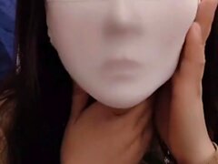 Schlampe chinesische Verschleißmaske im Zug tragen enge Maske