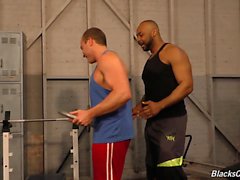 Muskulös weißen Mann geht in ein Fitness-Studio schwarz