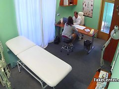 Teen durch gefickt Arzt in seinem Amt