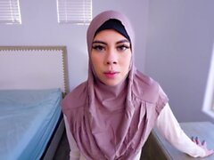 Tyttö hijabin alla