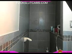 Massaggiatrice, la doccia si masturba
