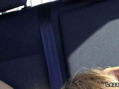 Lesbische Freundin zu lecken ins Auto