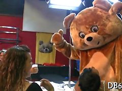 Красивая HAWT девочки идут жадный к Dancing Bear команды