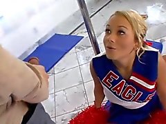 Flexibel Teen Cheerleader liebt Schwanz