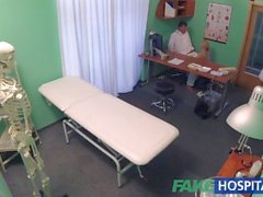 FakeHospital Seksi sarışın MILF sonra beslemeleri masanın üzerine doktor sikikleri