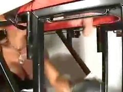 Usando seu pênis pendurado e bolas como um punchbag