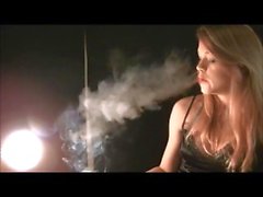 Mika Smoking - Exhales enormes y un lindo traje