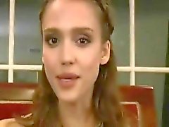 Paja en la cara de Jessica de Alba