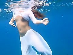 A Julia la natación desnuda en mar