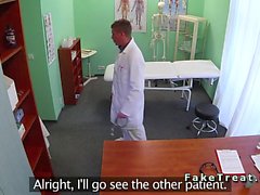 Doctor лизунцы и трахается с пациент в кабинете