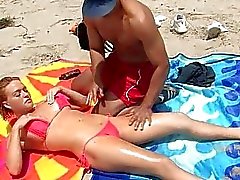 Bikini che bambino portandolo doggy style in spiaggia